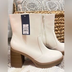 Universal Thread White Jenna Boot Size 9 New with Tags